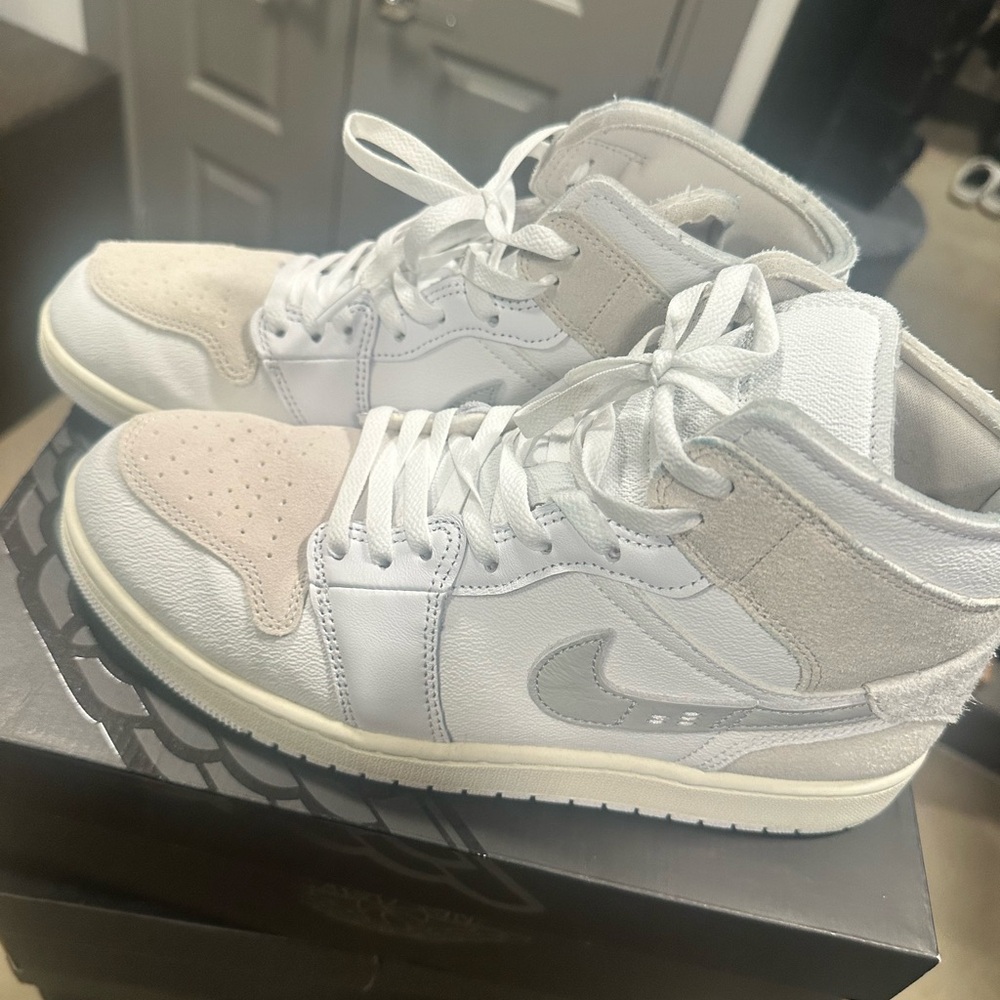 Jordan Sneakers in White and Beige